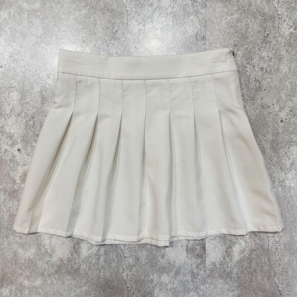 Classic White Pleated Mini Skirt - Picture 1 of 5